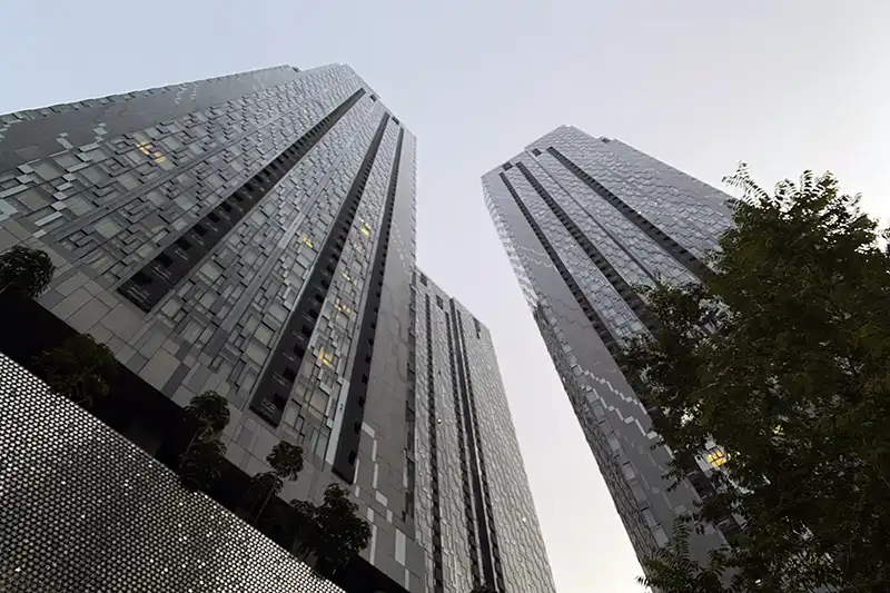 The common question first-time tourists ask is where to stay in Kuala Lumpur – hotel near KLCC with night view of Petronas Twin Towers