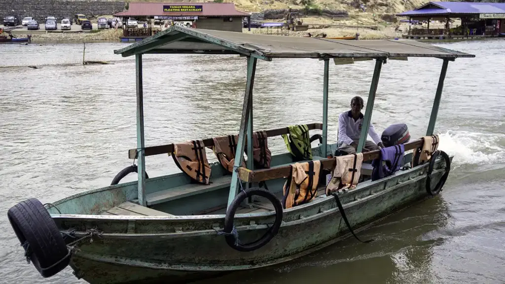Short crossing boat from Kuala Tahan to Taman Negara Pahang entrance